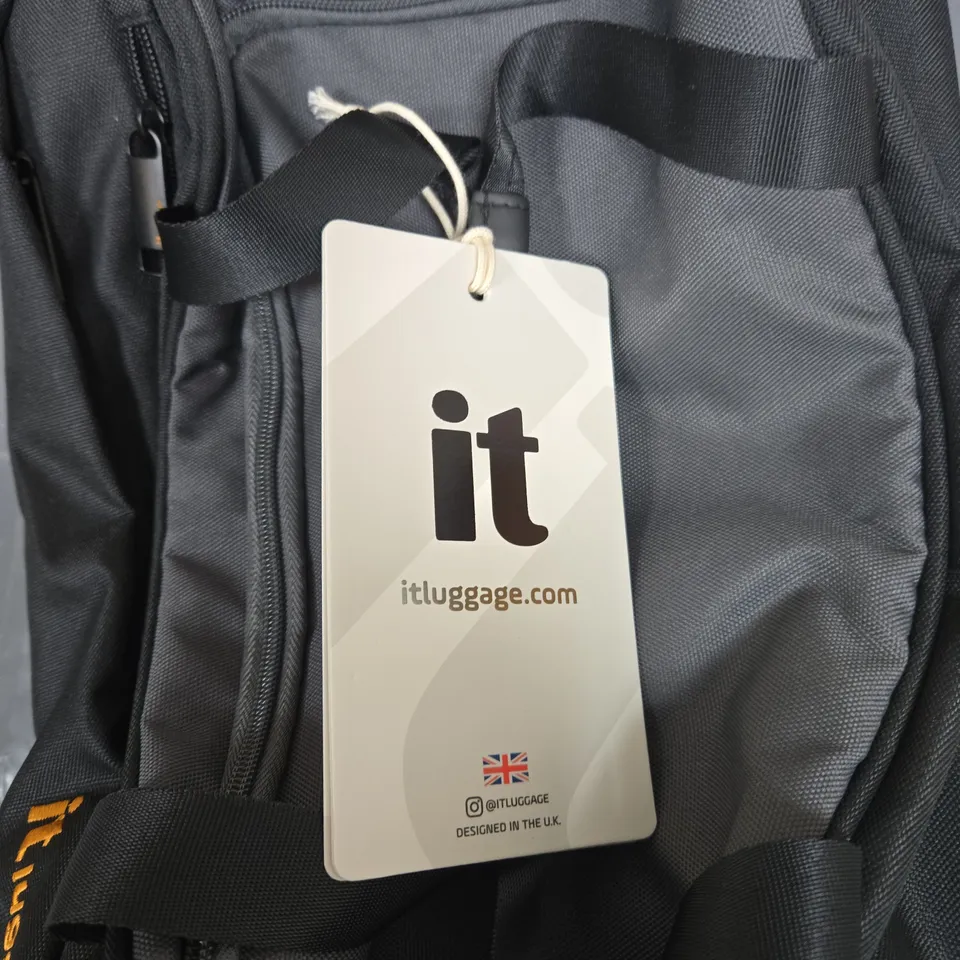 IT LUGGAGE BLACK ROLLING CARRY-ON TRAVEL BAG WITH TELESCOPIC HANDLE