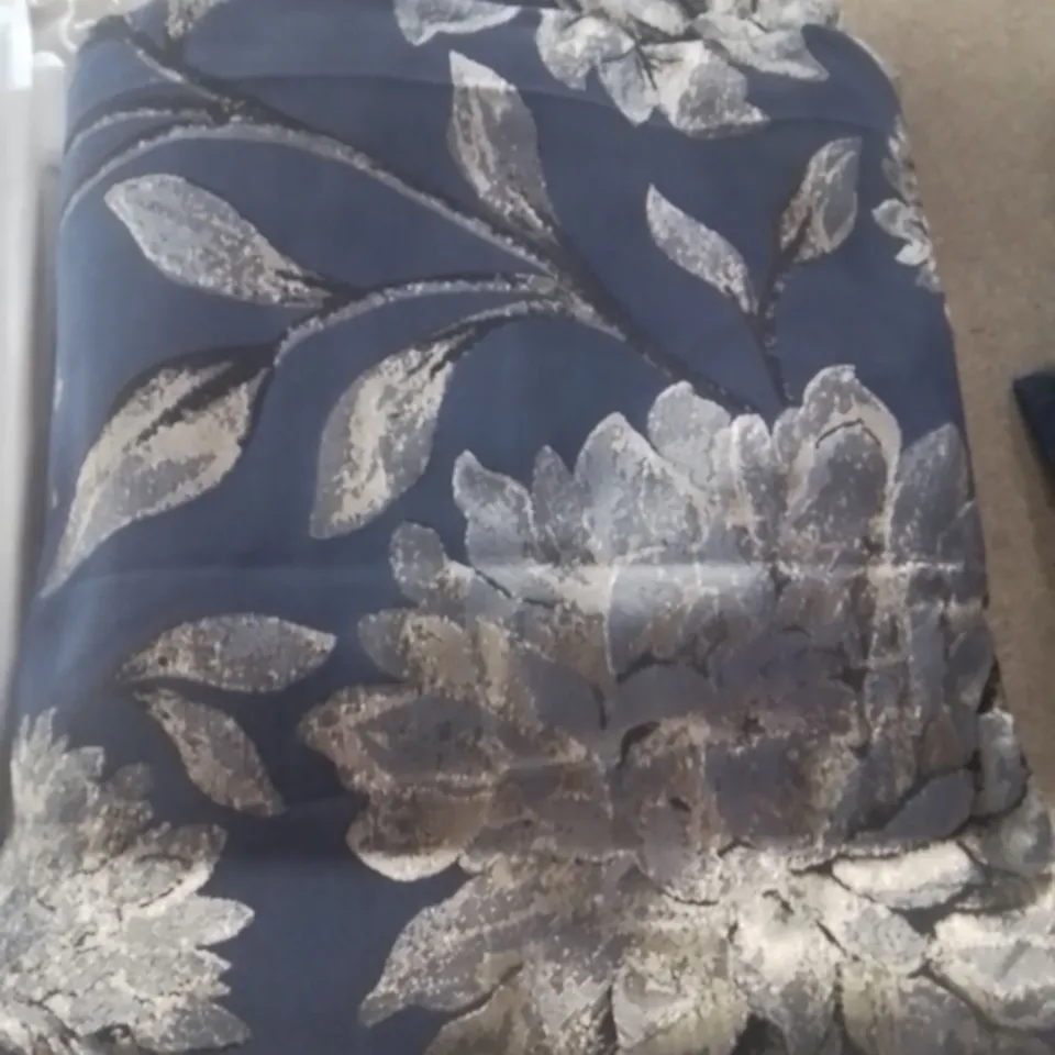 LOT CONTAINING VARIOUS CURTAINS (SIZES AND COLOURS VARY)
