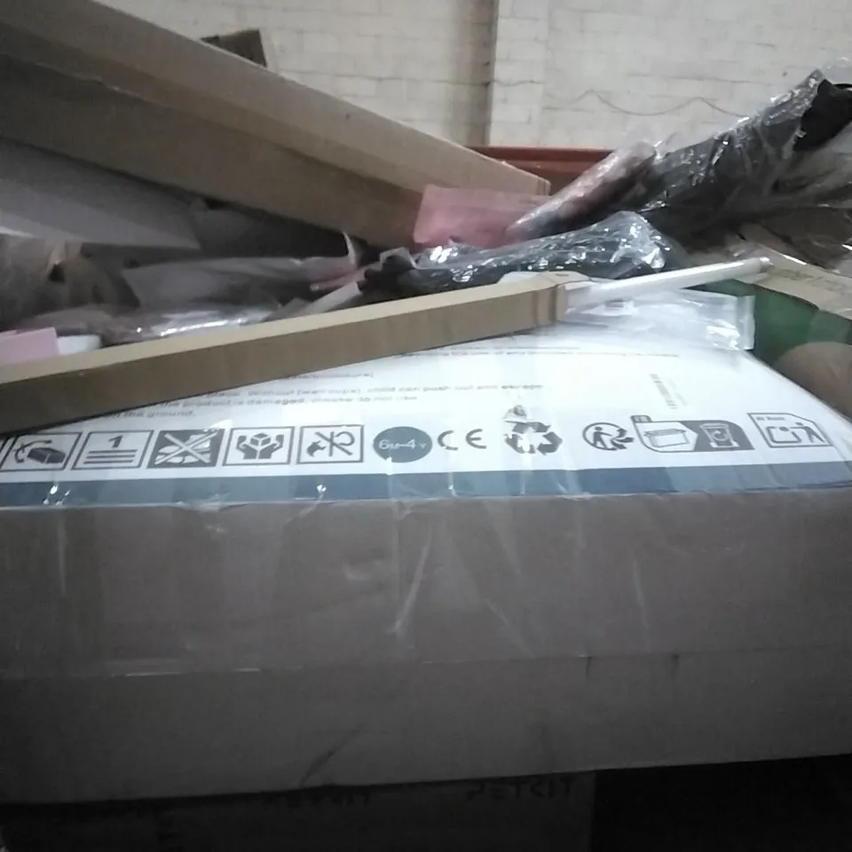 PALLET OF ASSORTED ITEMS INCLUDING- HANDHELD SHOWER HEAD WITH HOSE, WREATH HANGER, CREVICE CLEANING BRUSH