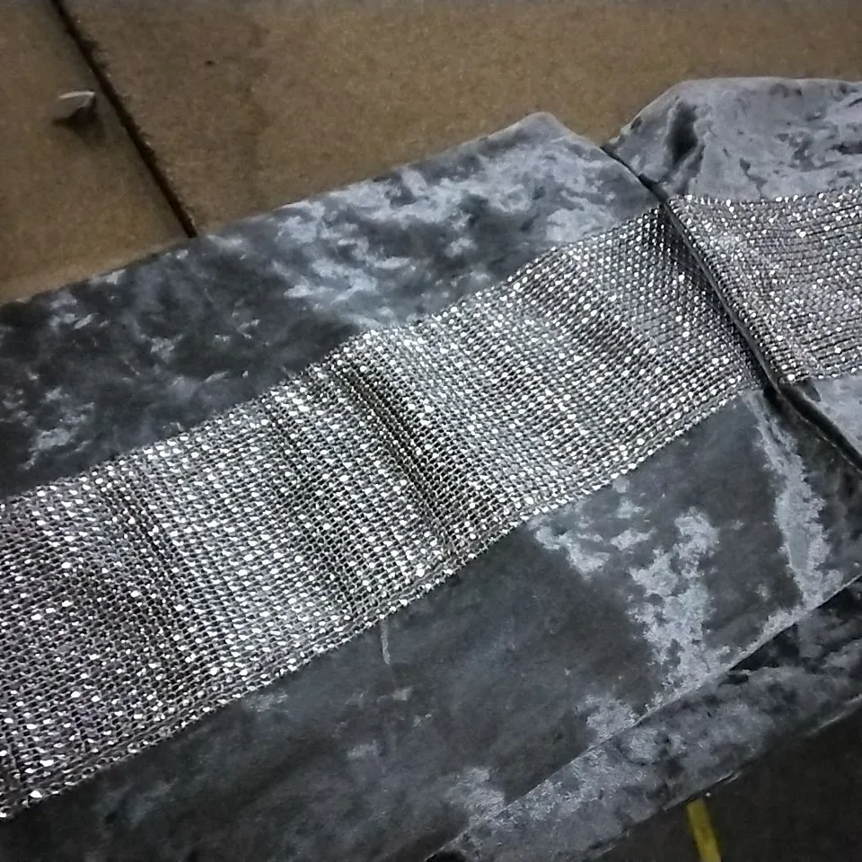 RED RAINBOW TABLE RUNNER GREY/SPARKLE