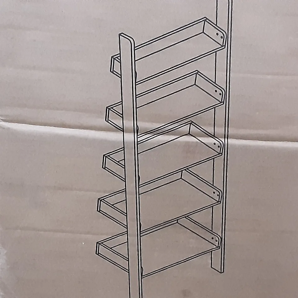 BOXED LYNTON LADDER BOOKCASE IN WHITE - H170 X W60 X D35 