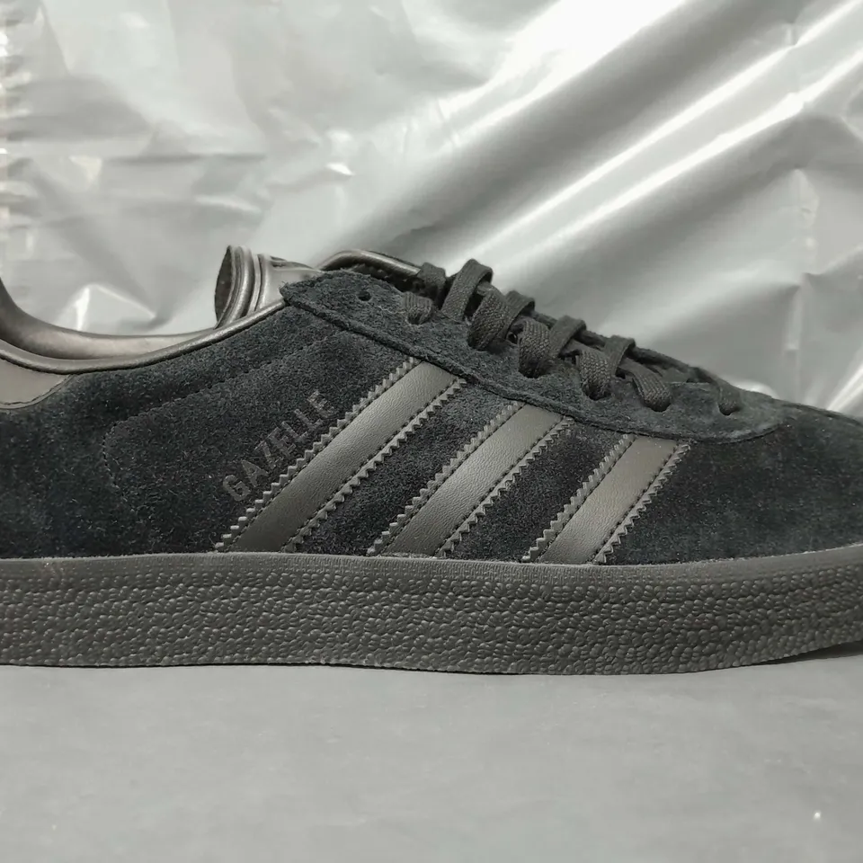 BOXED PAIR OF ADIDAS GAZELLE SHOES IN BLACK UK SIZE 9