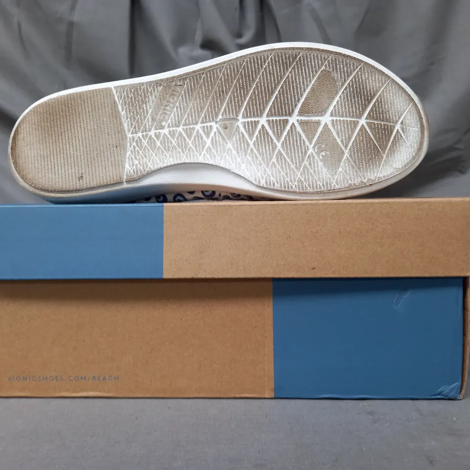 BOXED PAIR OF VIONIC BEACH MALIBU SHOES IN MARSHMALLOW SIZE 6.5