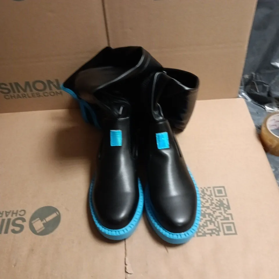 UK 8 KOI X HATSUNE MIKU BOOTS – BLACK/BLUE (US 9)