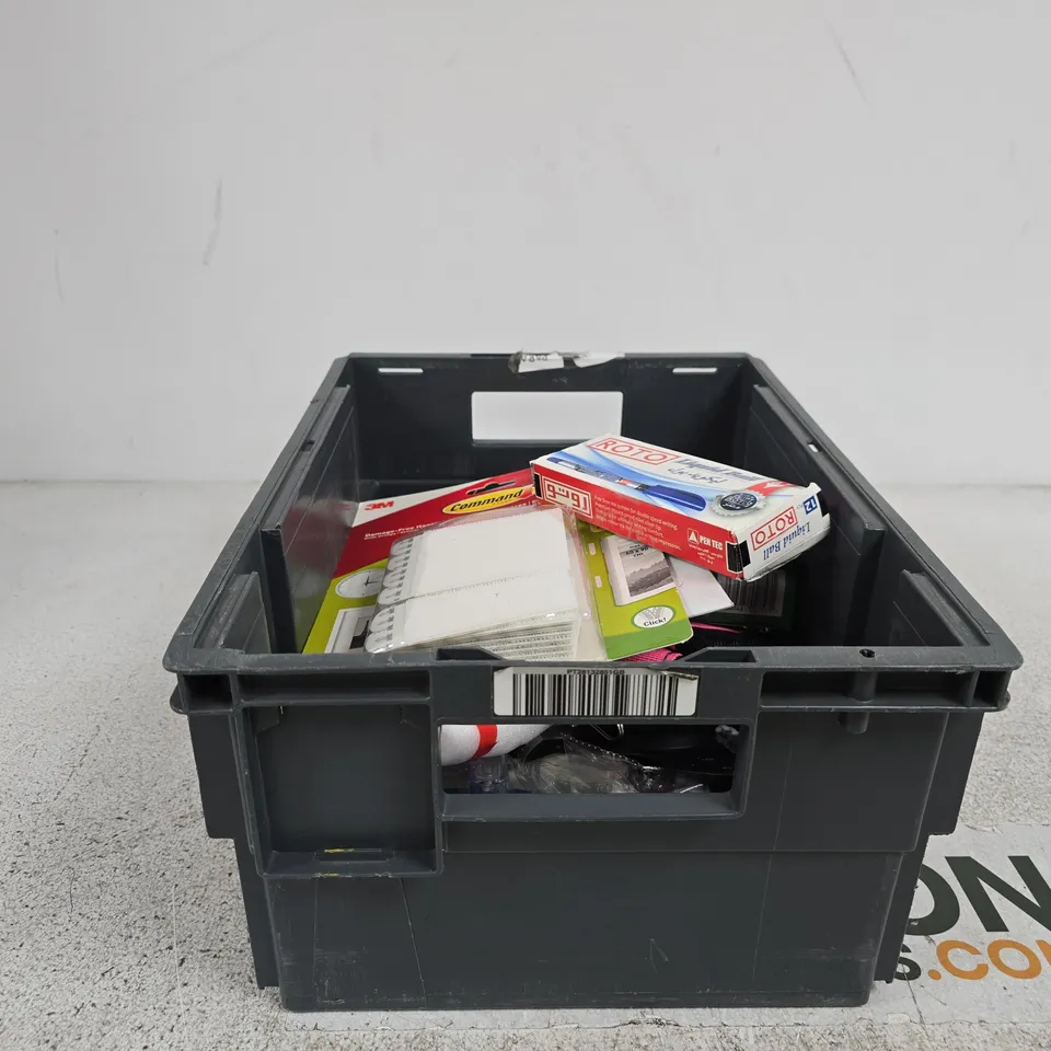 TOTE OF APPROXIMATELY 20 ASSORTED HOUSEHOLD ITEMS TO INCLUDE DYLON, SCRUB MOMMY SPONGE, COMMAND PICTURE HANGING STRIPS, XQ MECHANICAL PENCIL LEADS ETC