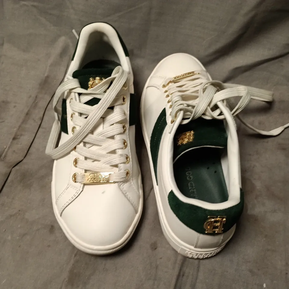 HOLLAND COOPER WHITE LEATHER TRAINERS WITH GREEN SUEDE HEEL – GOLD EYELETS