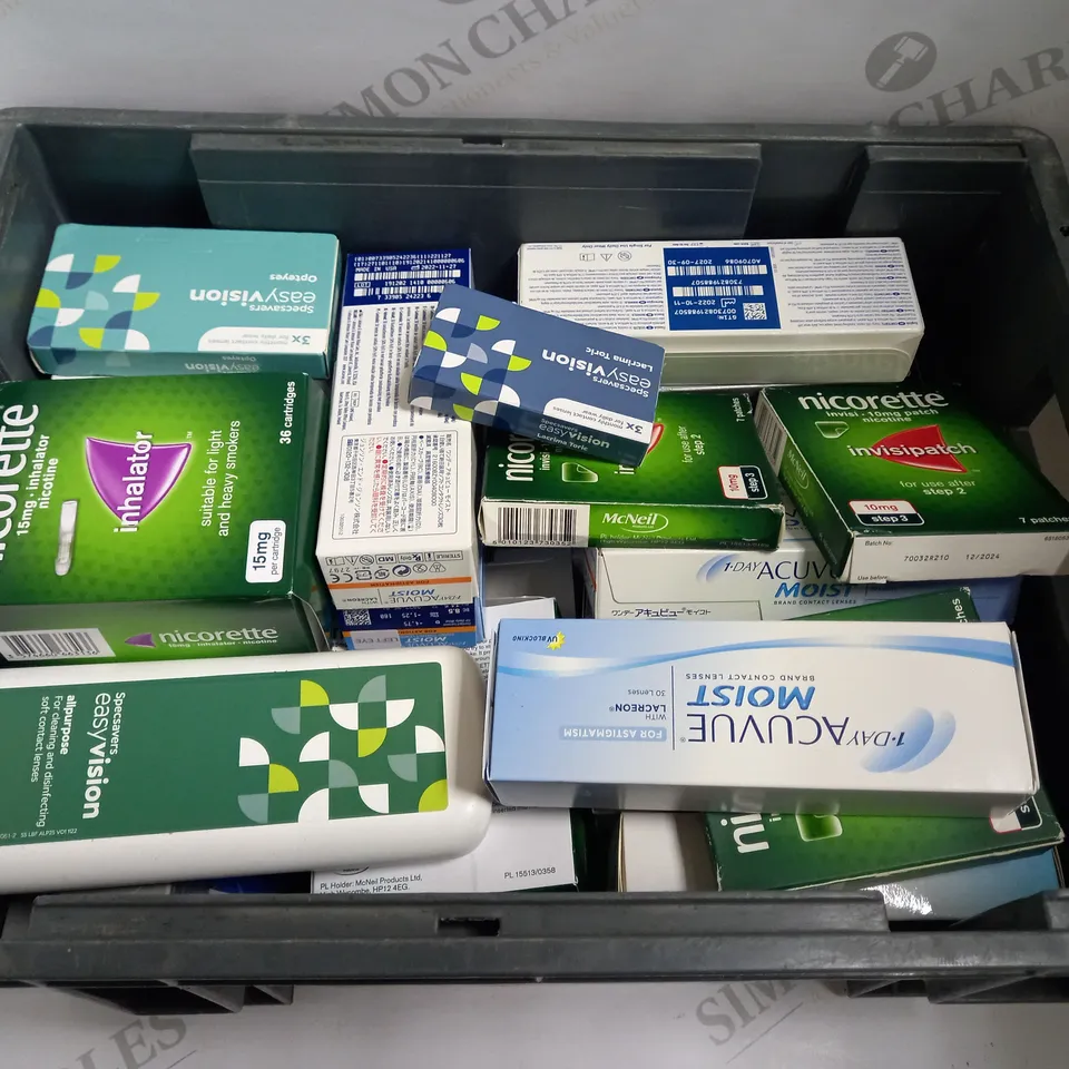 BOX OF APPROX 15 ASSORTED ITEMS TO INCLUDE NICASSIT MINTY FRESH 4MG GUM, EASYVISION OPTEYES LENSES AND EYEXPERT NATURAL LENSES