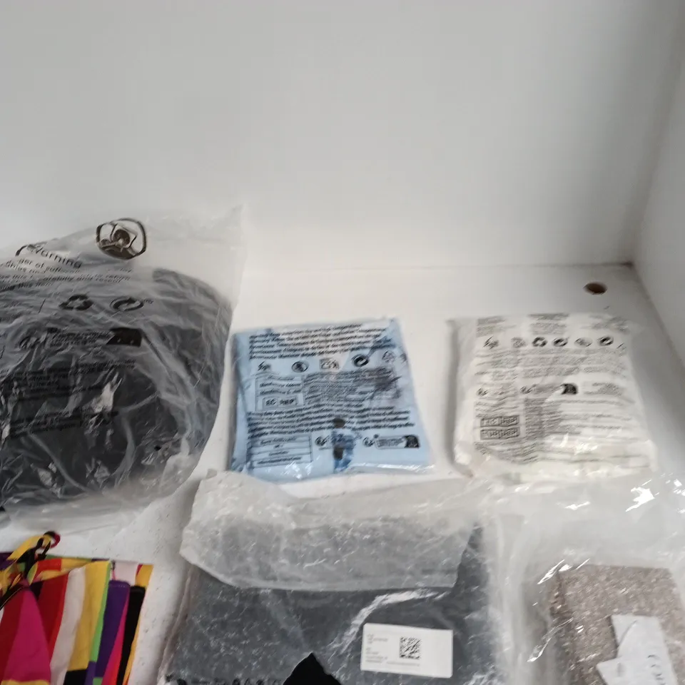 BOX OF APPROXIMATELY 10 ASSORTED CLOTHING ITEMS IN VARIOUS COLOURS, SIZES AND COLOURS 