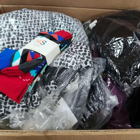 APPROXIMATELY 20 ASSORTED WOMENS CLOTHING ITEMS IN VARIOUS SIZES & STYLES 