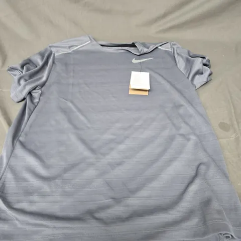 NIKE GREY RUNNING TEE SIZE M