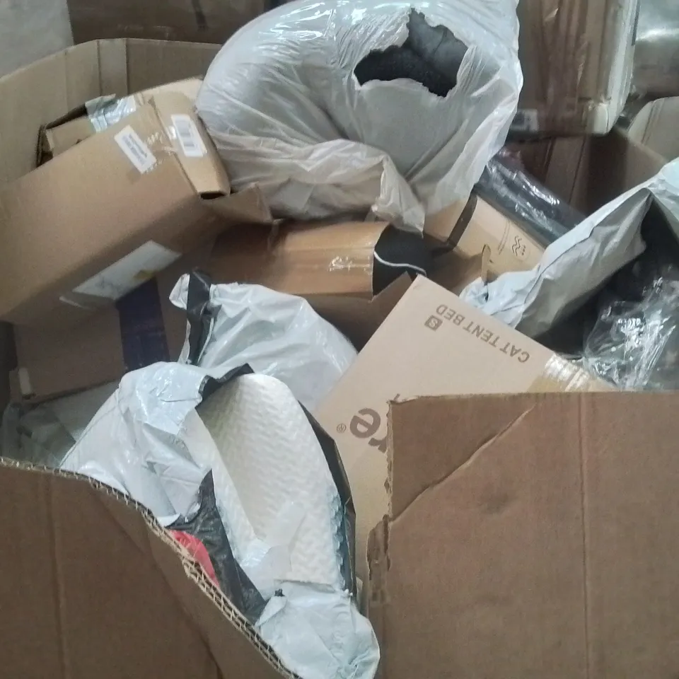 PALLET CONTAINING A LARGE QUANTITY OF PILLOWS 