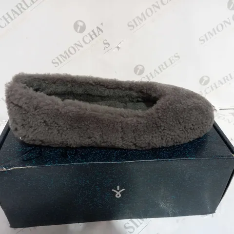 PAIR OF BOXED EMU AUSTRALIA "MIRA" SLIPPERS IN CHARCOAL, UK SIZE 6
