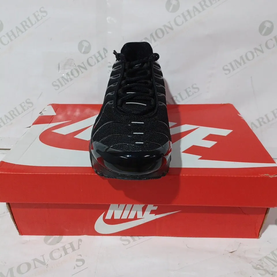 BOXED PAIR OF NIKE AIR MAX PLUS SHOES IN BLACK UK SIZE 5.5