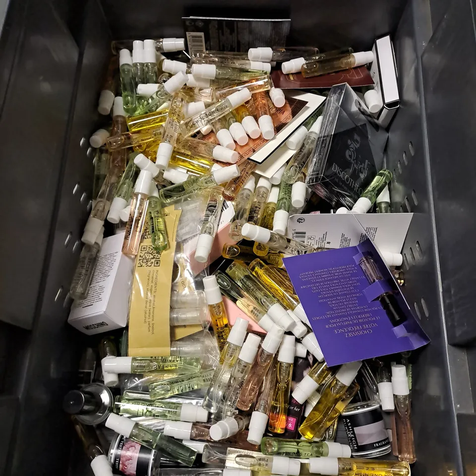 APPROXIMATELY 30 ASSORTED FRAGRANCE SAMPLES AND MINIATURES