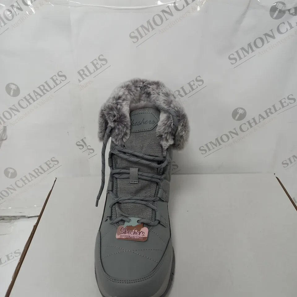 BOXED SKECHERS WOMENS ANTI SLIP AND WATERPROOF FUR LINED BOOTS - SIZE 6