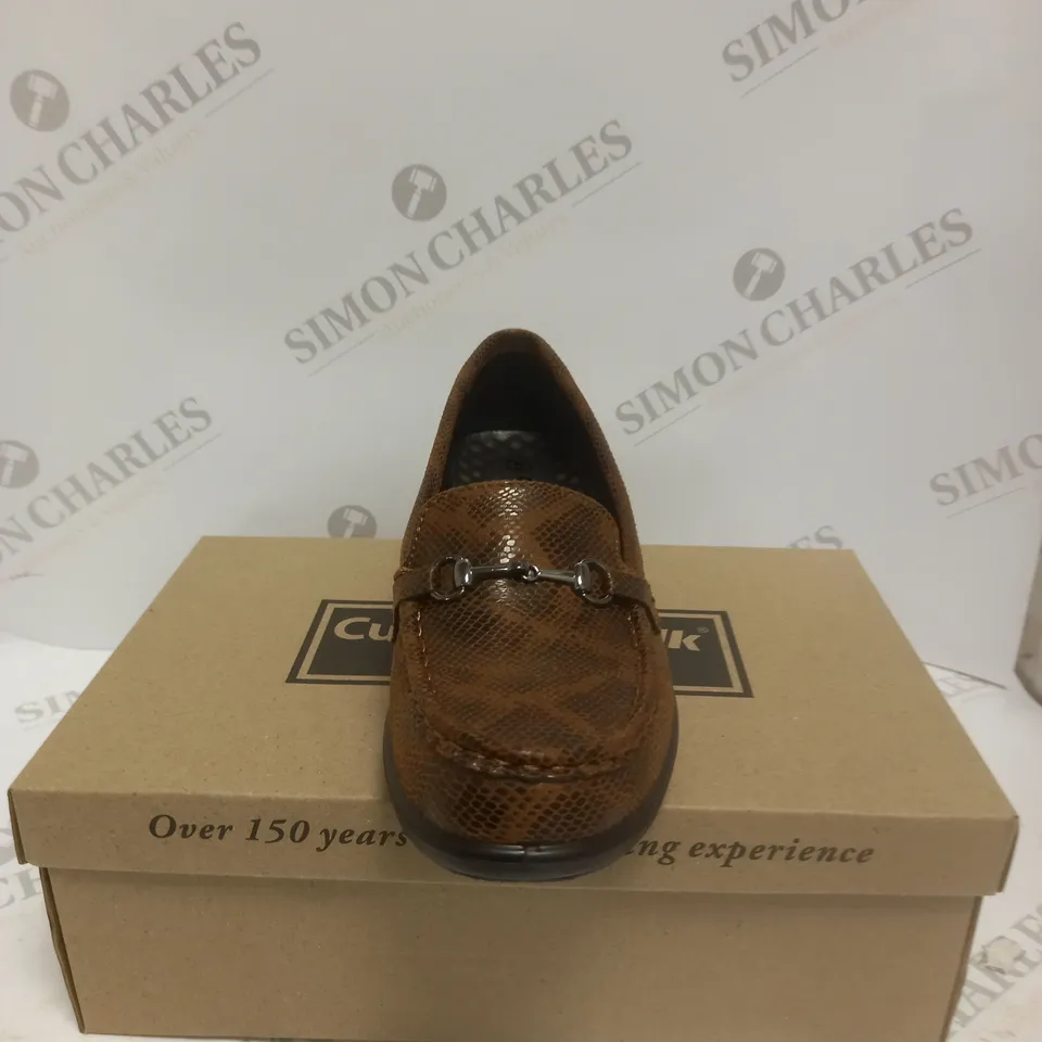 BOXED PAIR OF CUSHION WALK SLIP ON SHOES IN TAN - SIZE 5 