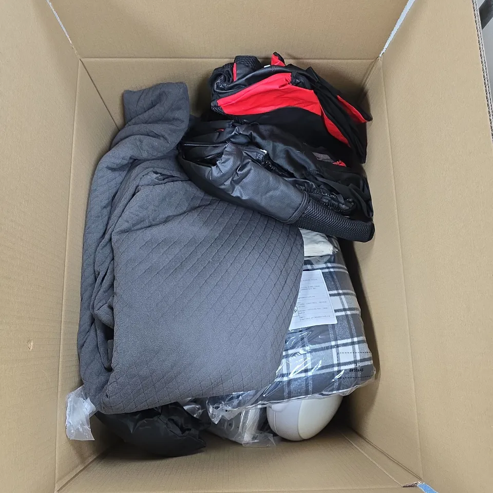 BOX OF APPROXIMATELY 20 HOUSEHOLD ITEMS TO INCLUDE, BATHROOM MAT, CARRY CASE AND BEDROOM PILLOW