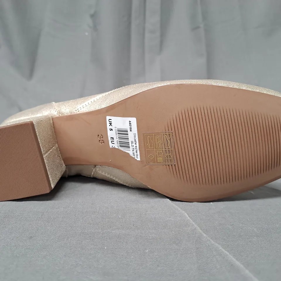 BOXED PAIR OF WHITE STUFF BLOCK HEEL BOOTS IN GOLD UK SIZE 5