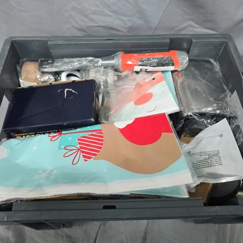 APPROXIMATELY 20 ASSORTED HOUSEHOLD ITEMS TO INCLUDE XMAS ITEMS, CHISEL AND RADIATOR PARTS