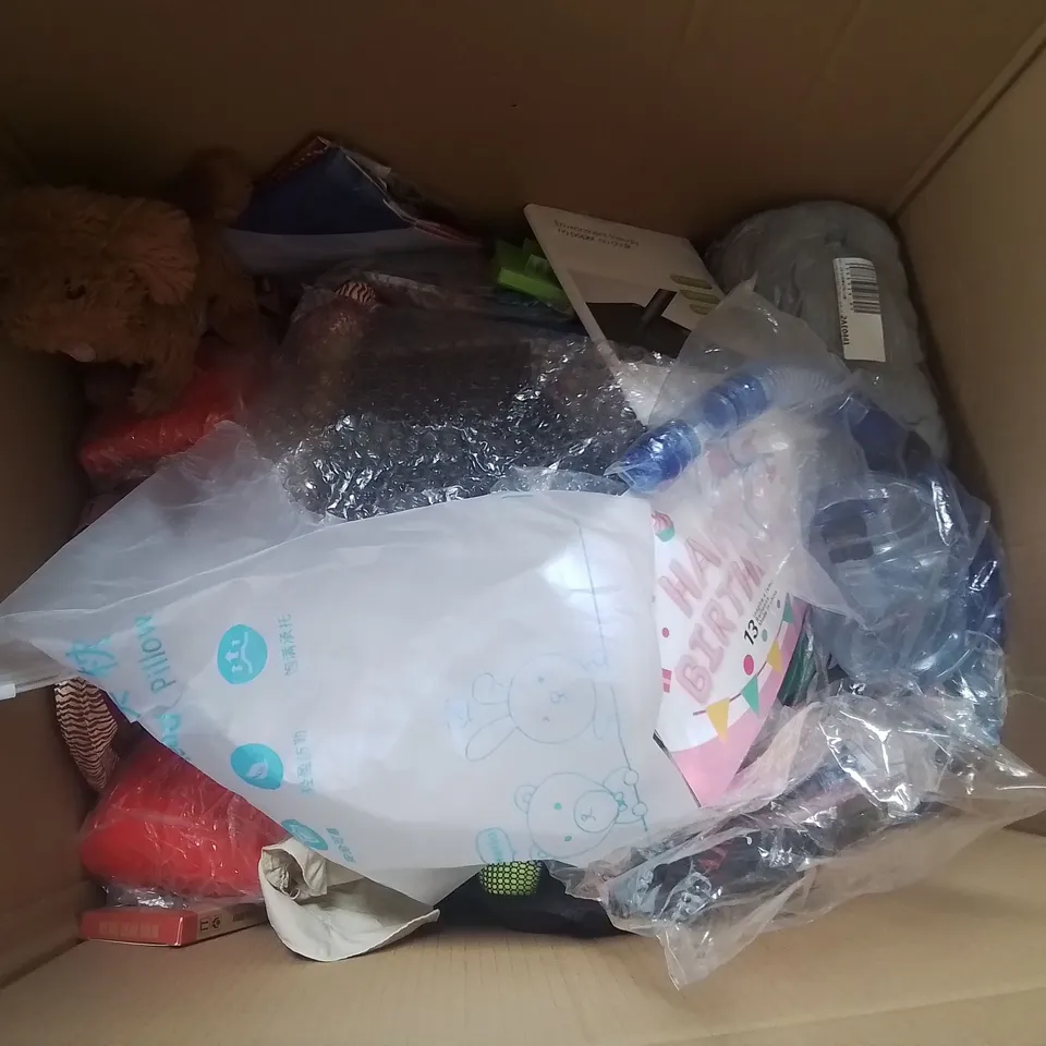 BOX OF APPROXIMATELY 55 ASSORTED ITEMS TO INCLUDE: DUCK FAMILY PLAY BATH SET, WATCH ME GROW HOODED BATHROOM, MAKE IT REAL BRACELETS, GIANT DOMINOS ETC