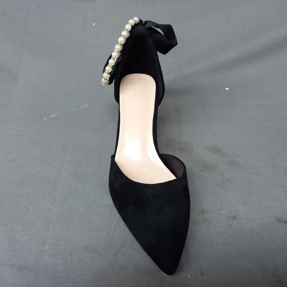 BOXED PAIR OF DESIGNER POINTED TOE BLOCK HEEL SHOES IN BLACK W. PEARL EFFECT STRAP EU SIZE 40