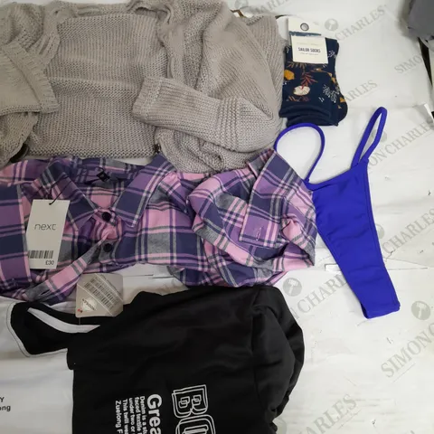 BOX OF APPROXIMATELY 22 ASSORTED CLOTHING ITEMS TO INCUDE - SOCKS , T-SHIRT , CARDIGAN ETC