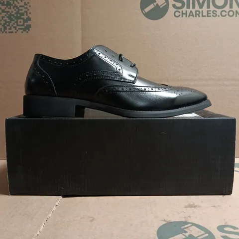 BOXED PAIR OF UNBRANDED LACE-UP SHOES IN BLACK SIZE EU 42