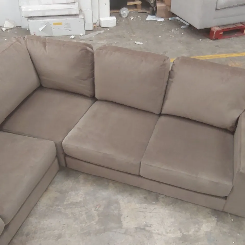 QUALITY DESIGNER VELVET UPHOLSTERED CORNER SOFA