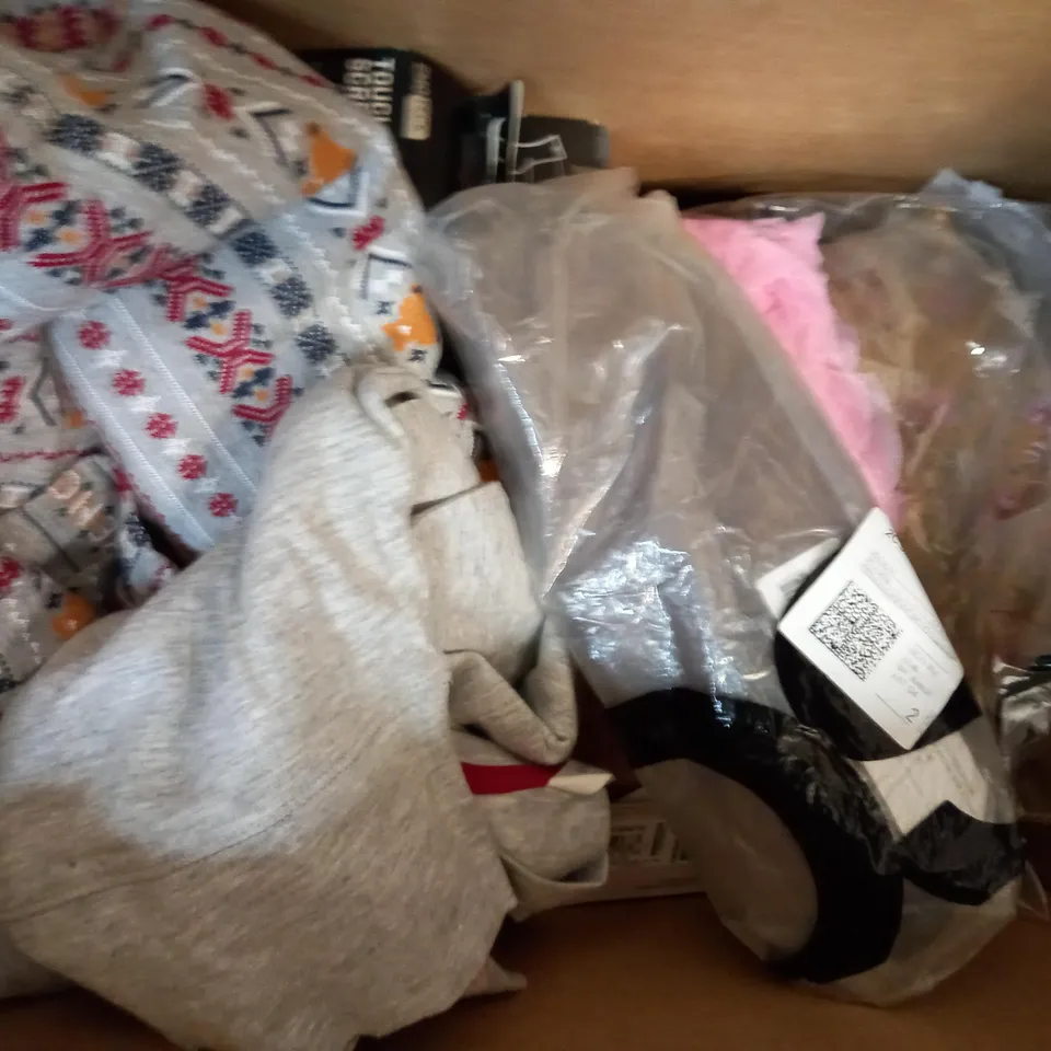 BOX OF APPROXIMATELY 10 ASSORTED CLOTHING AND FASHION ITEMS TO INCLUDE DESIGNER SPENCER BEAR TOP IN GREY SIZE 2XL, DESIGNER LONG SLEEVE JUMPER IN BLUE SIZE M, ETC