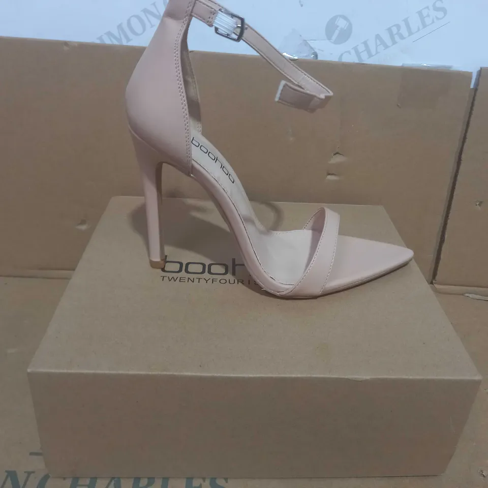 BOXED PAIR OF BOOHOO HEELS IN NUDE COLOUR UK SIZE 6