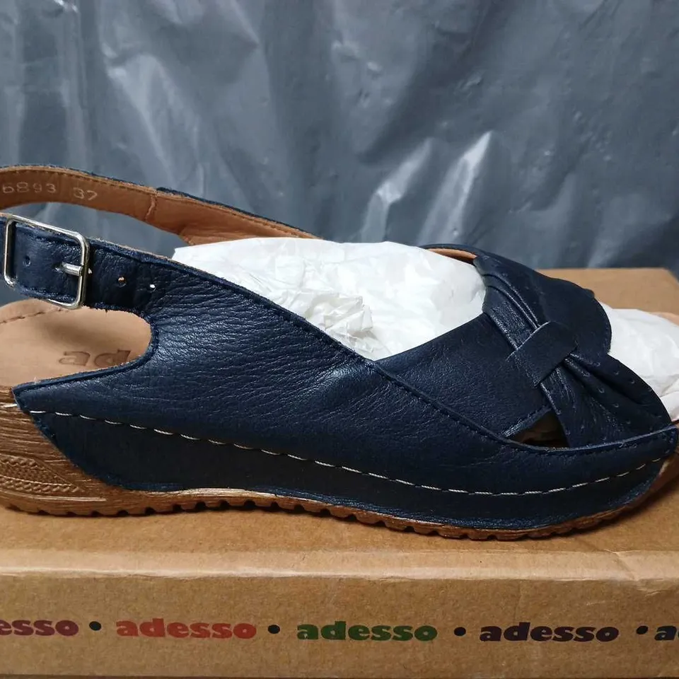 BOXED ADESSO KIM BUCKLE SANDALS IN NAVY - SIZE 4