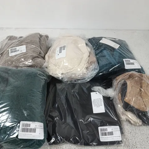 APPROXIMATELY 20 ASSORTED CLOTHING ITEMS IN VARIOUS SIZES, COLOURS & STYLES TO INCLUDE BRANDS SUCH AS D&CO, MARLA WYNNE, DANNI MINOGUE, ETC - COLLECTION ONLY