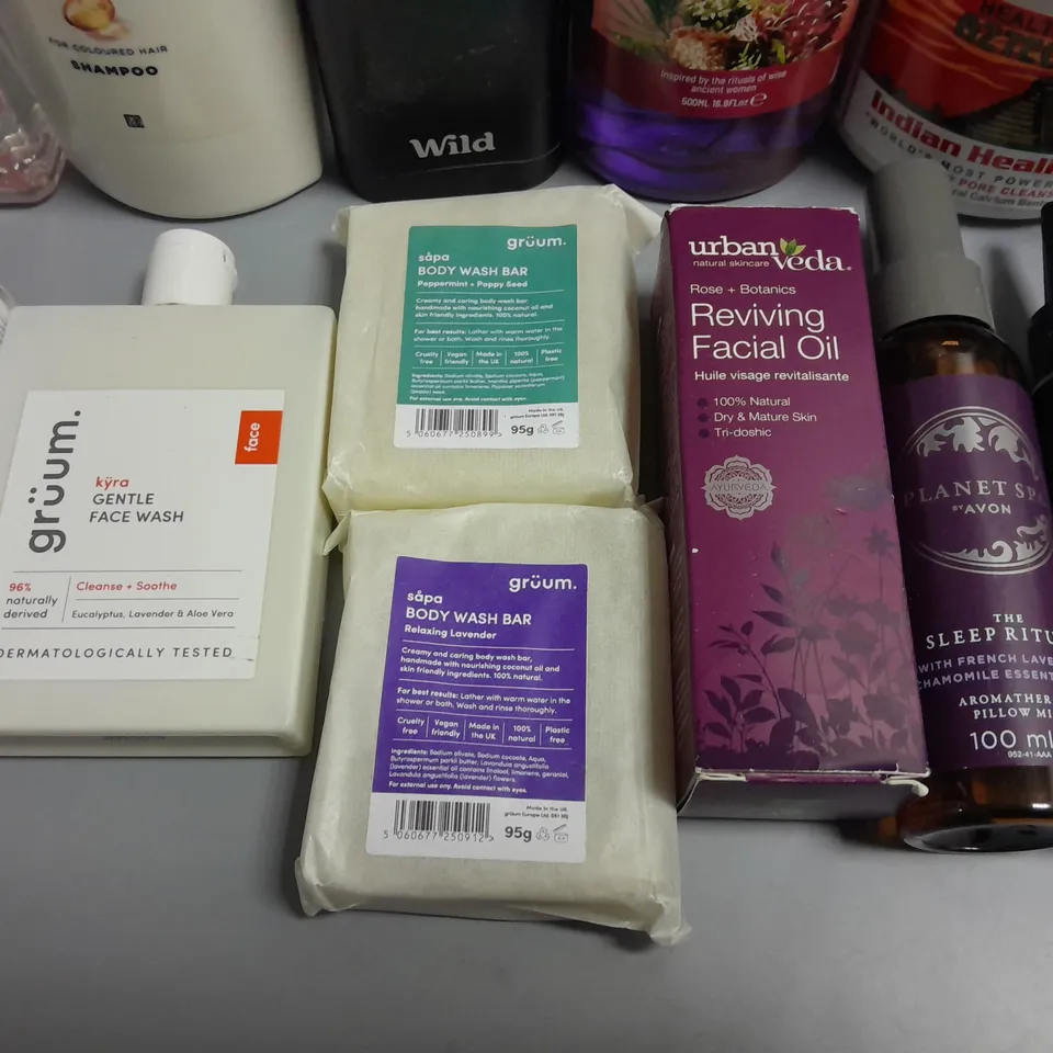 LOT OF 16 ASSORTED HEALTH AND BEAUTY ITEMS TO INCLUDE URBAN VEDA REVIVING FACIAL OIL, GRUUM FACE WASH AND PANTENE SHAMPOO