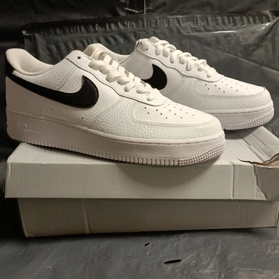 BOXED PAIR OF NIKE AIR FORCE 1 '07 TRAINERS IN WHITE/BLACK SIZE UK 9
