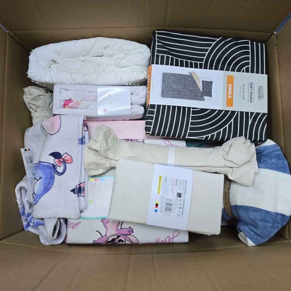 APPROXIMATELY 20 ASSORTED HOMEWARE ITEMS TO INCLUDE SOFT TOUCH SINGLE DUVET SET, EASY CARE FITTED SHEET KING, STACEY SOLOMON PLACEMATS, ETC