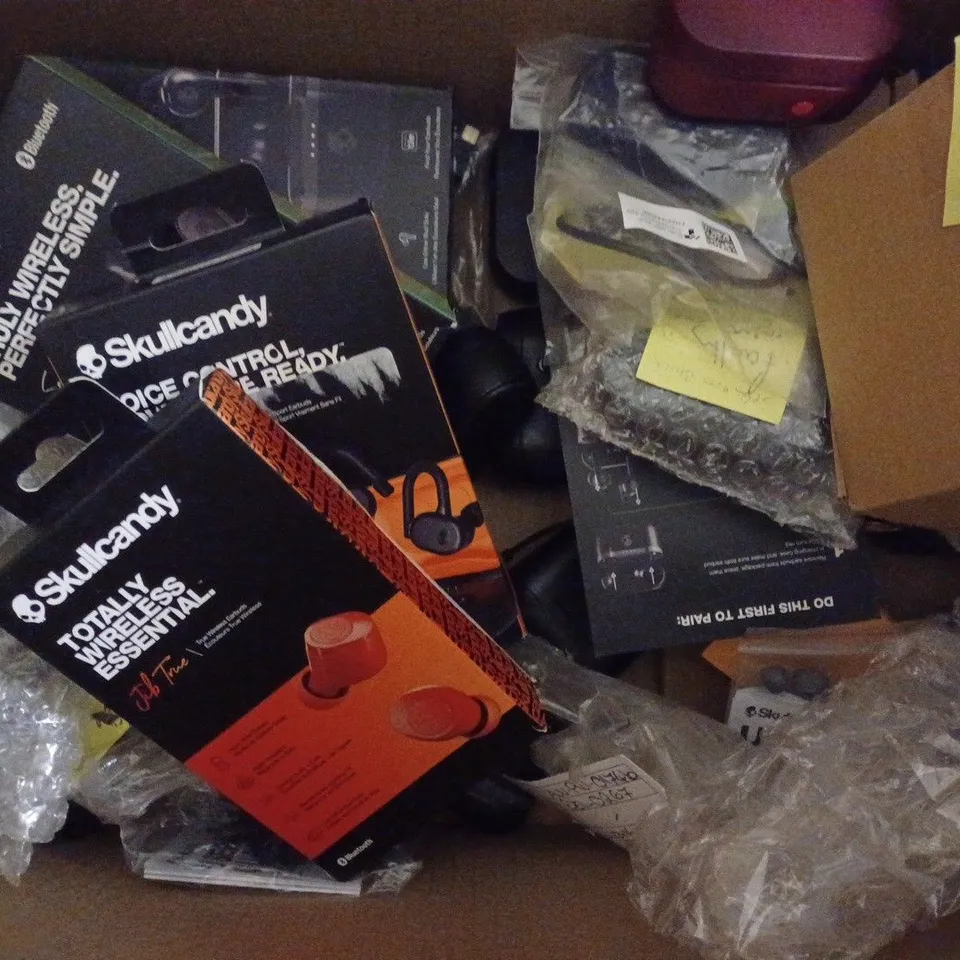 BOX OF APPROX 10 ASSORTED SKULL CANDY EARPHONES TO INCLUDE - SESH EVO - INDY EVO - JIB TRUE ECT