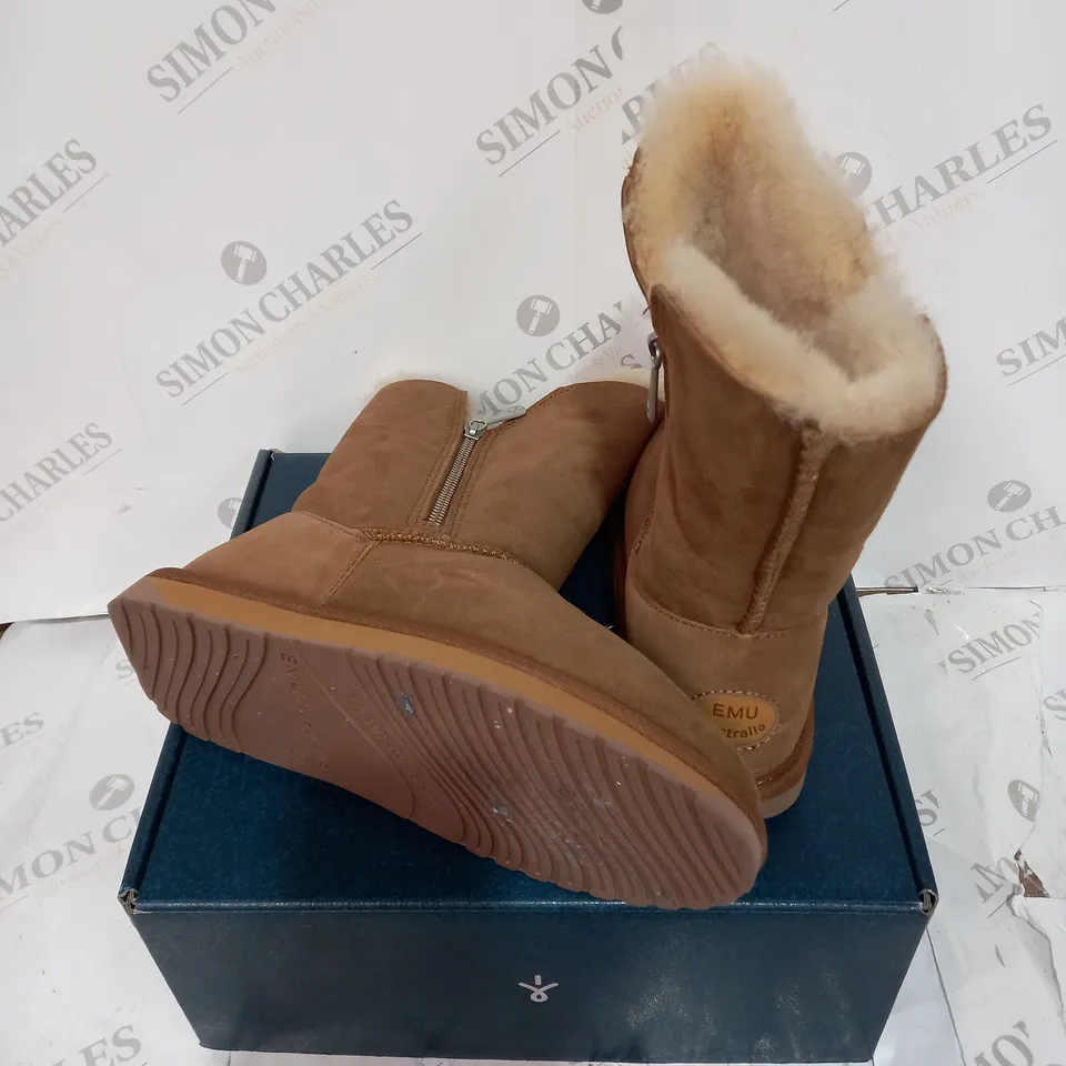 BOXED PAIR OF EMU AUSTRALIA SIZE 7