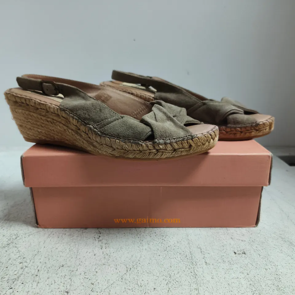 BOXED PAIR OF GAIMO PEEP TOE WEDGE SLINGBACK SANDALS IN TAUPE SIZE EU 41