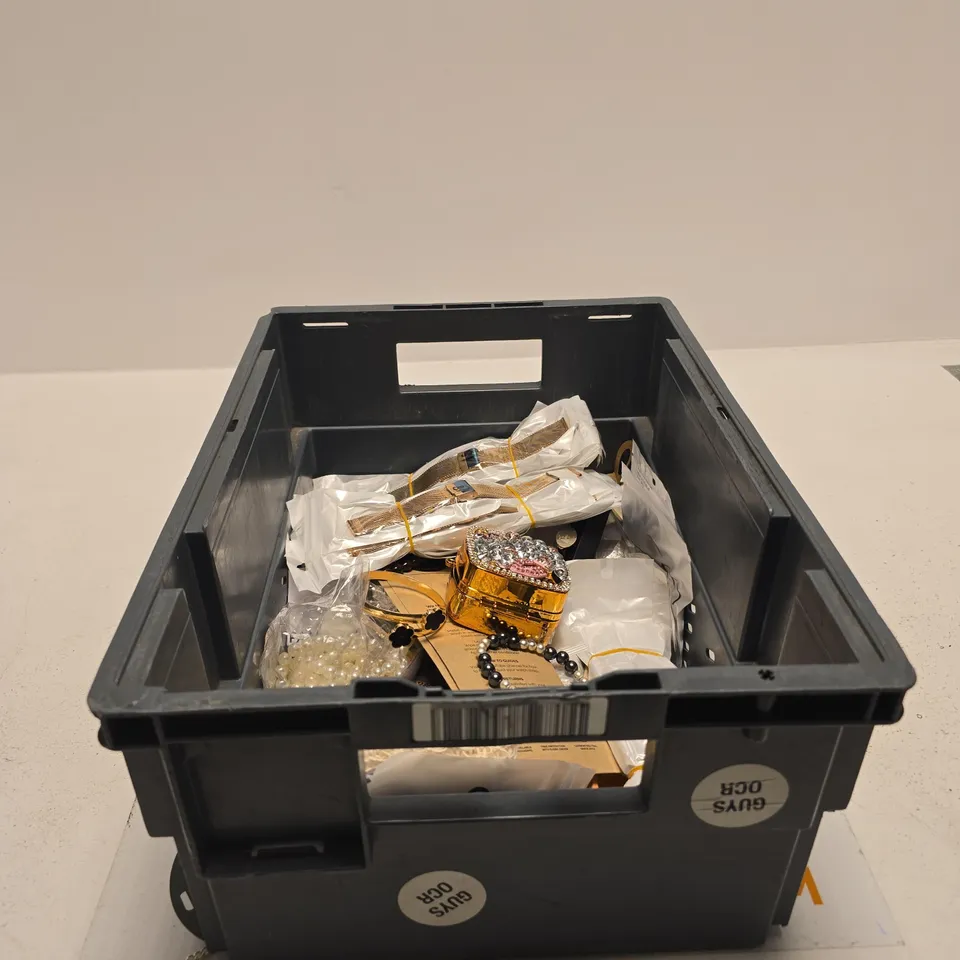 TOTE OF APPROXIMATELY 25 ASSORTED JEWELLERY/RELATED ITEMS TO INCLUDE BOXED CUFF LINKS, WATCH GECKO STRAP, CROSS NECKLACE ETC