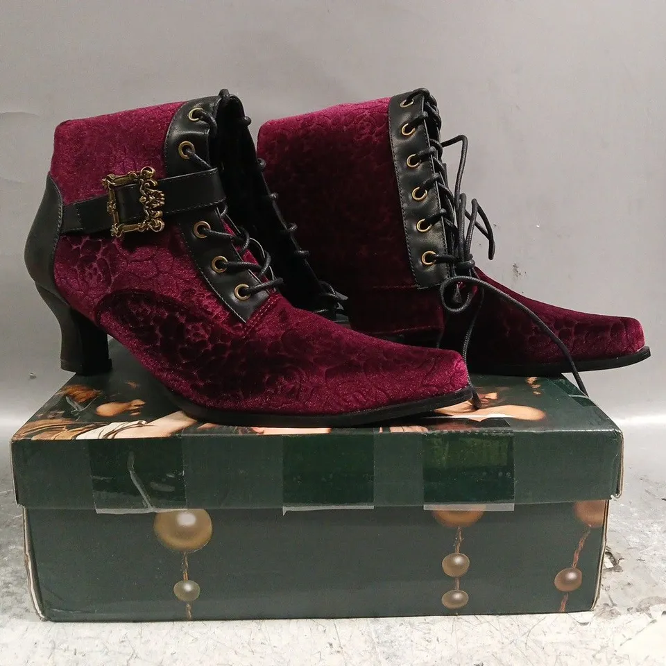 BOXED PAIR OF KOI TIMELESS TRUTHS ORNATE VICTORIAN BOOTS IN BURGUNDY SIZE UK 7