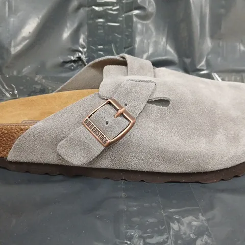 PAIR OF BIRKENSTOCK SHOES IN GREY SIZE EU 37