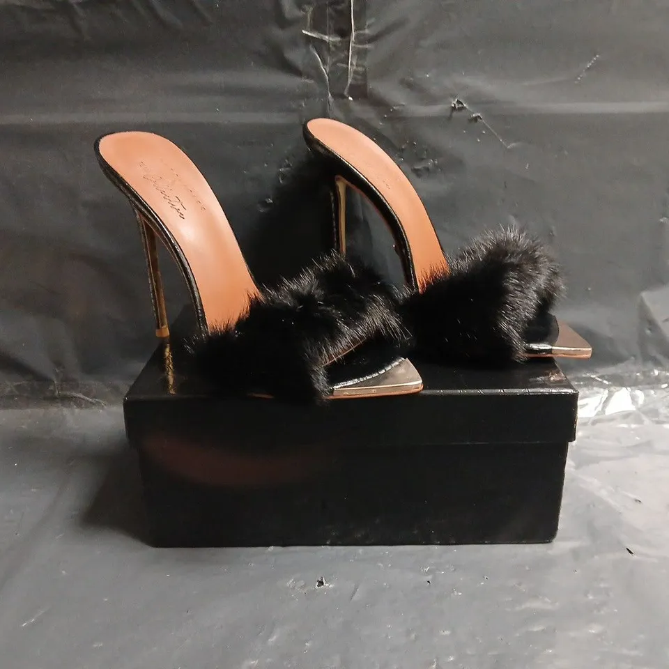 BOXED PAIR OF ANTONIO LEE OPEN TOE STILETTO HEELS IN BLACK/METALLIC GOLD SIZE EU 39