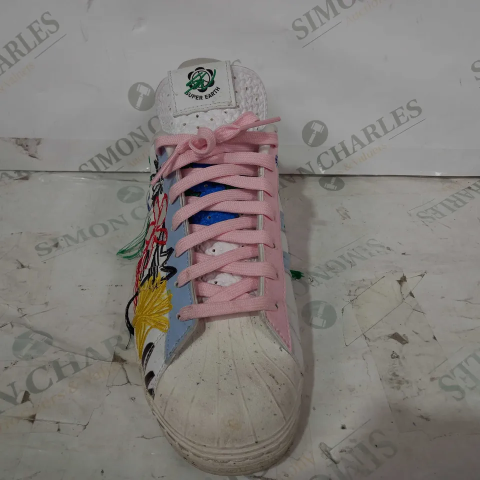 BOXED PAIR OF ADIDAS SUPER EARTH SHOES IN WHITE/MULTICOLOUR UK SIZE 9.5