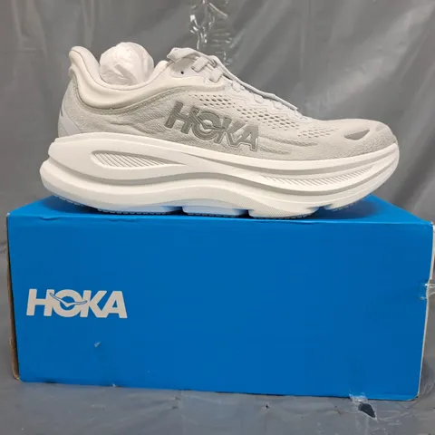 BOXED PAIR OF HOKA BONDI 9 SHOES IN LIGHT GREY SIZE UK SIZE 7