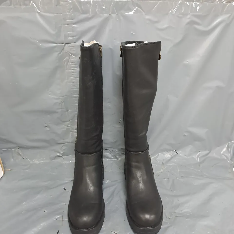 BOXED PAIR OF BLOWFISH ANGLE KNEE BOOTS BLACK ZIP SIZE 4