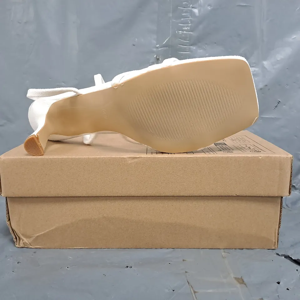 BOXED PAIR OF UNBRANDED OPEN TOE HEELED SANDALS IN WHITE SIZE EU 41