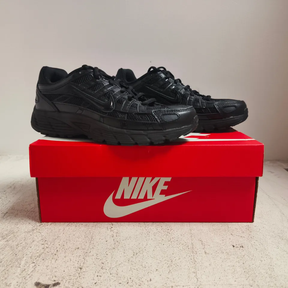 BOXED PAIR OF NIKE P-6000 TRAINERS IN BLACK SIZE UK 4.5
