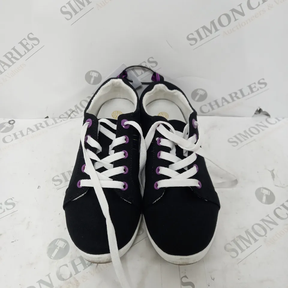 VIONIC STINSON LACE UP TRAINER - SIZE 5