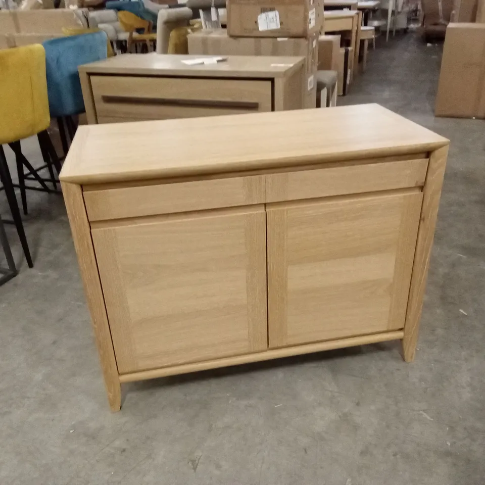 QUALITY DESIGNER OAK 2-DOOR SIDEBOARD WITH 1-FOLD OUT WRITING DRAWER
