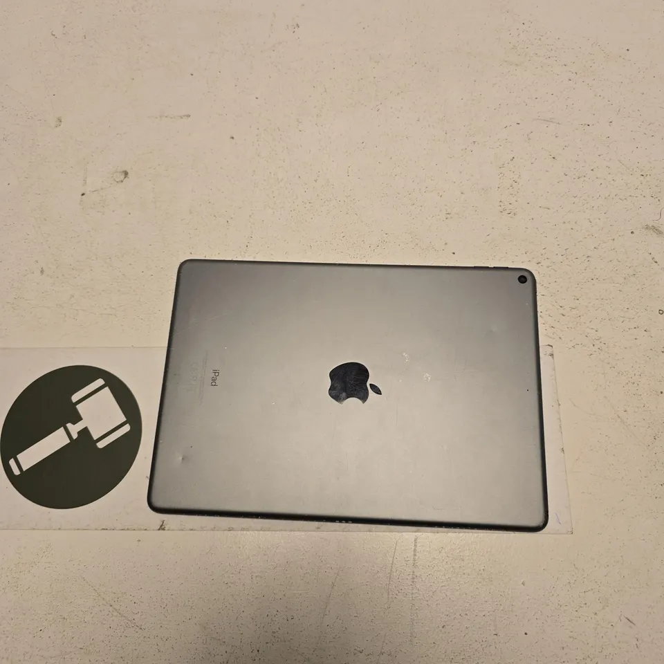 APPLE IPAD – SILVER ALUMINIUM TABLET